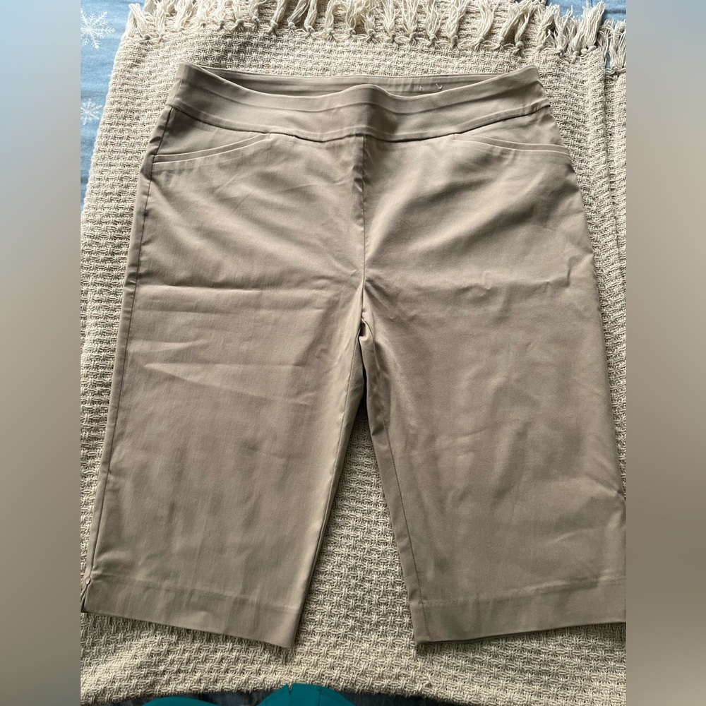 Chicos 3.5 Women's Tan Shorts